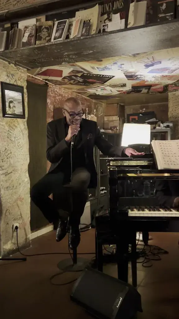 Mona Ameri_Chez Papa Jazz Club_Paris_review