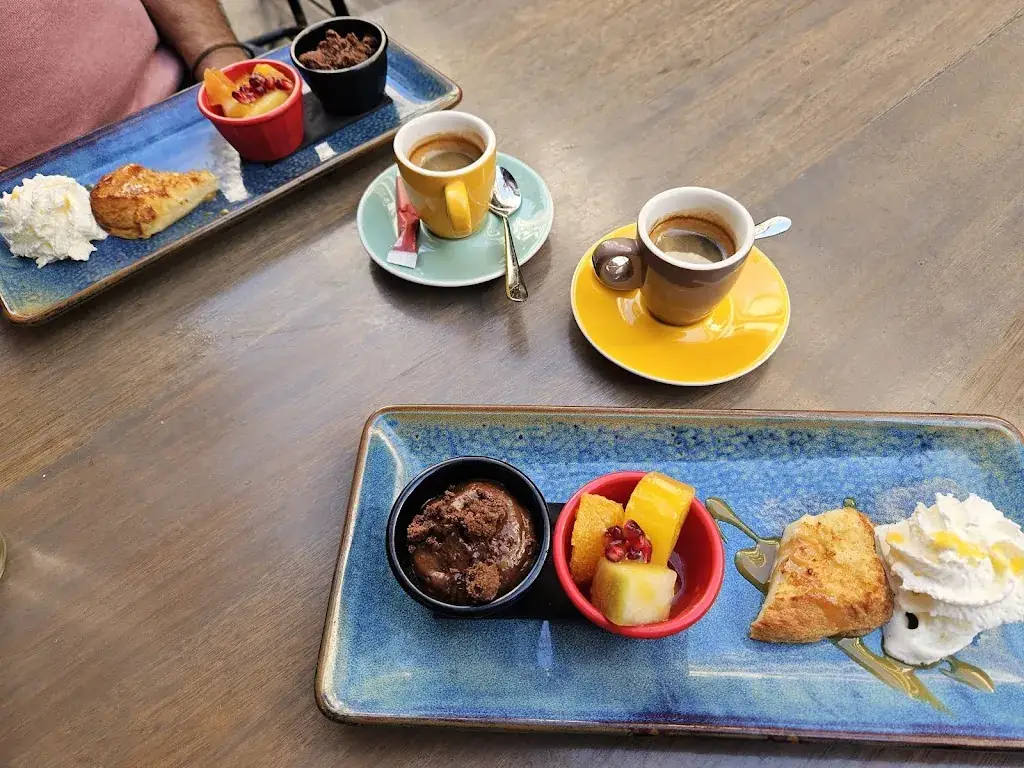 Maryam Samiei_Pub St Germain_Paris_review