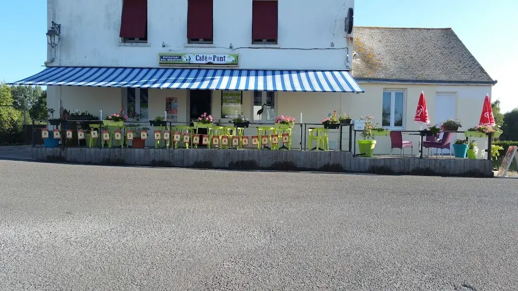 Le café du pont restaurant in Saint-Malo-de-Guersac