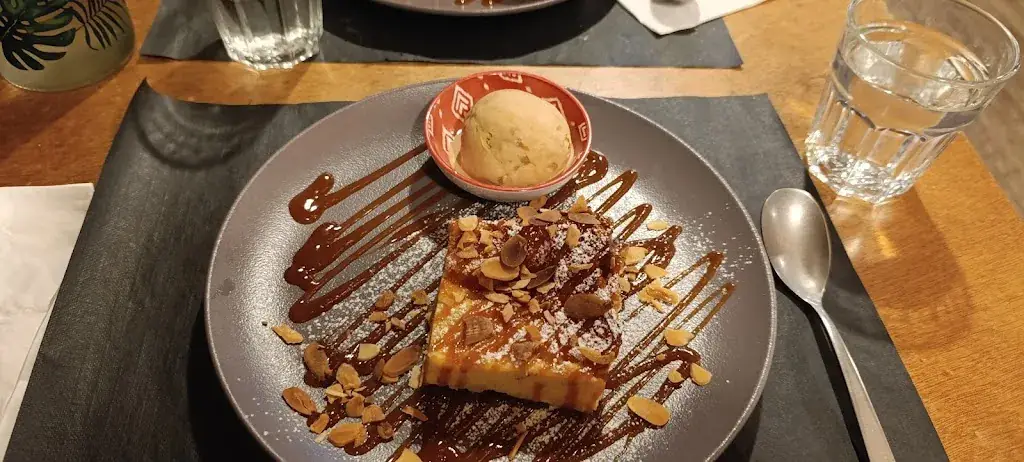 Laura Fernandez_The Hostel By Poupet Sarl_Saint-Malô-du-Bois_review