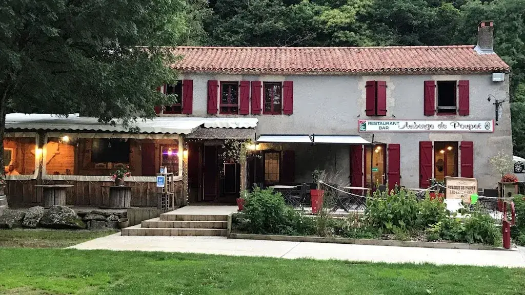 The Hostel By Poupet Sarl_Saint-Malô-du-Bois_slider_image_3