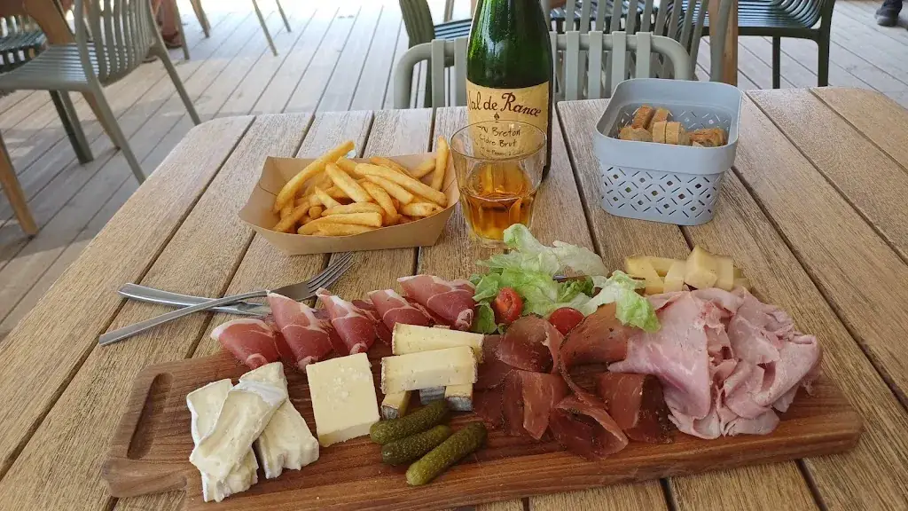 Catherine Schmitt_La Base Guinguette_Talmont-Saint-Hilaire_review