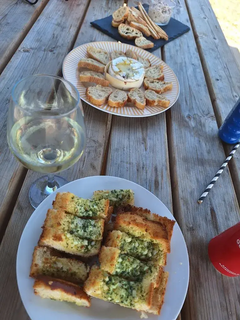 pelletier manon_La Base Guinguette_Talmont-Saint-Hilaire_review