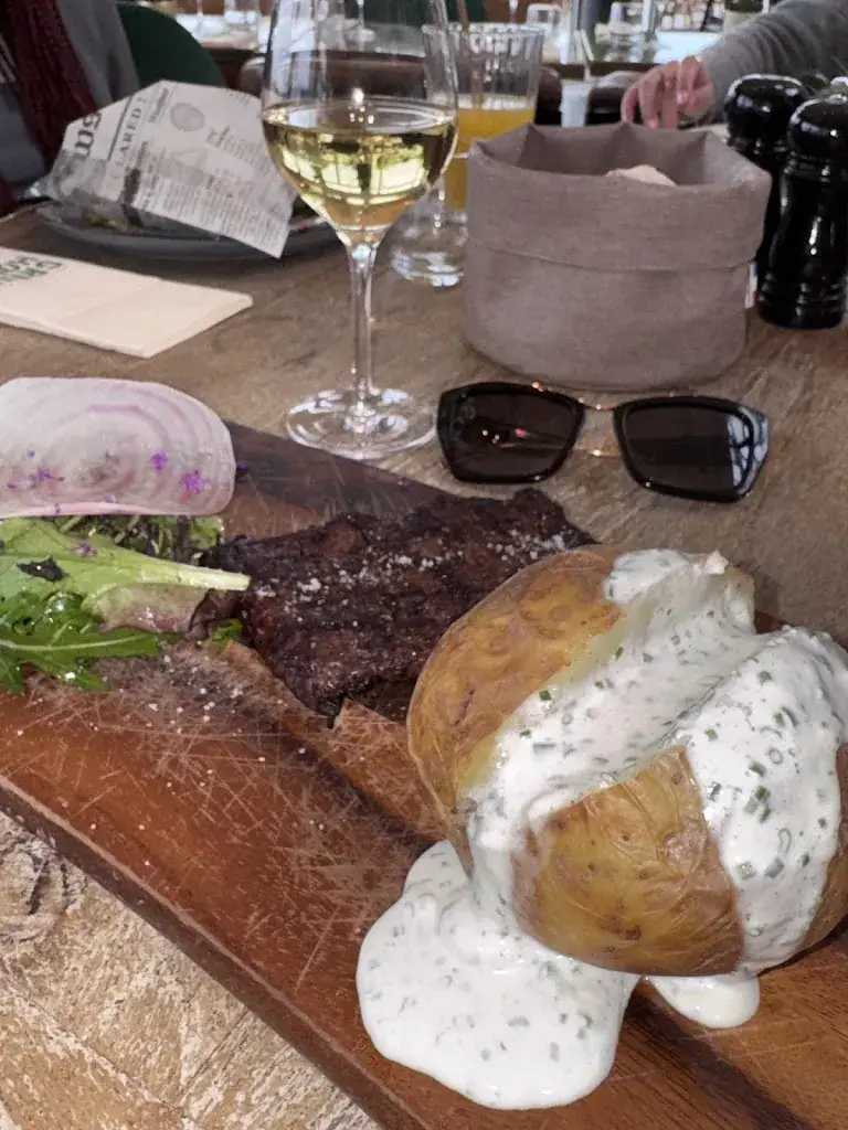 Sana Asmani_GreenHouse_Talmont-Saint-Hilaire_review