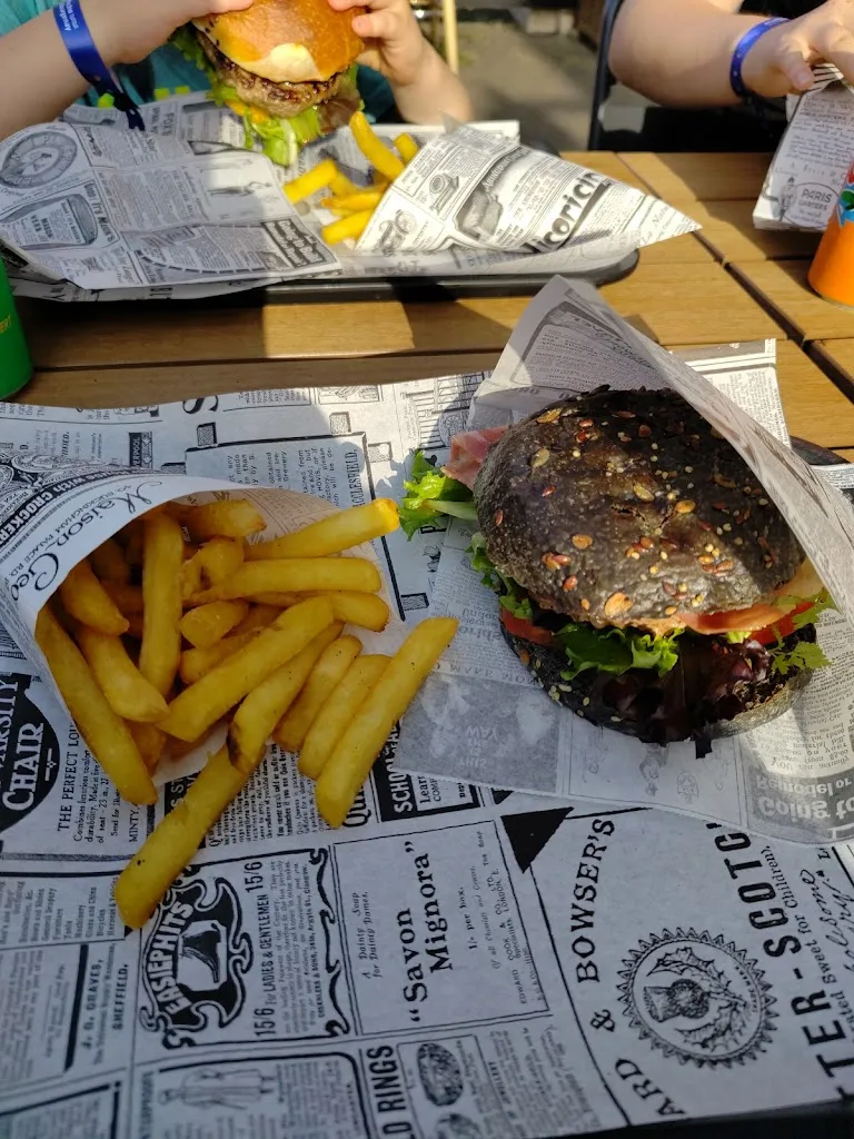 Sebastien Favier _LE P’TIT COUPLE - Burgers, Pizzas et spécialités Belge sur place/ à emporter_Talmont-Saint-Hilaire_review