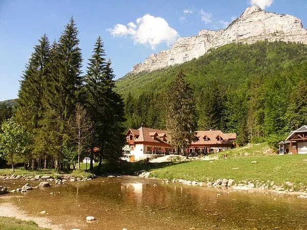 Chalet du Cirque Saint Même, Cirque de Saint-Même_Saint-Pierre-d'Entremont_slider_image_2