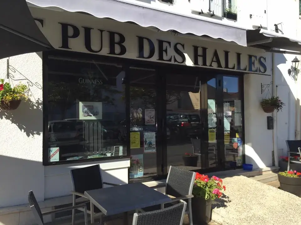 Le Pub Des Halles restaurant in Sainte-Hermine