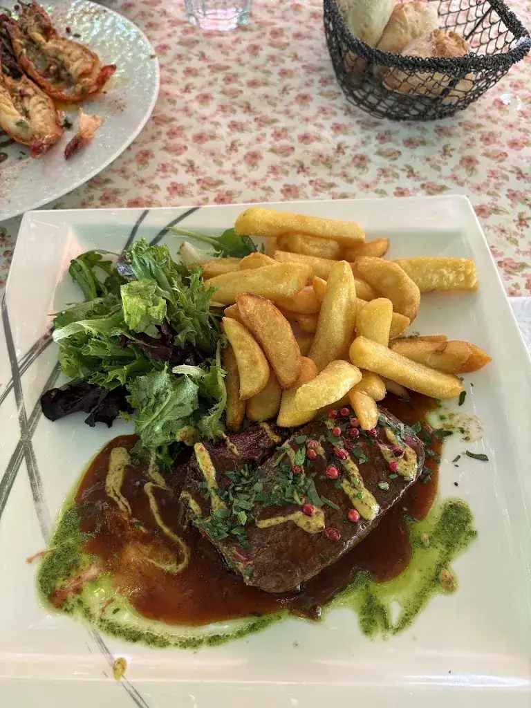 Restaurant et Hôtel la Farigoule restaurant in Sainte-Cécile-les-Vignes