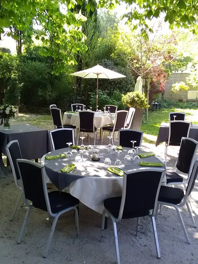 RESTAURANT LE RELAIS restaurant in Sainte-Cécile-les-Vignes