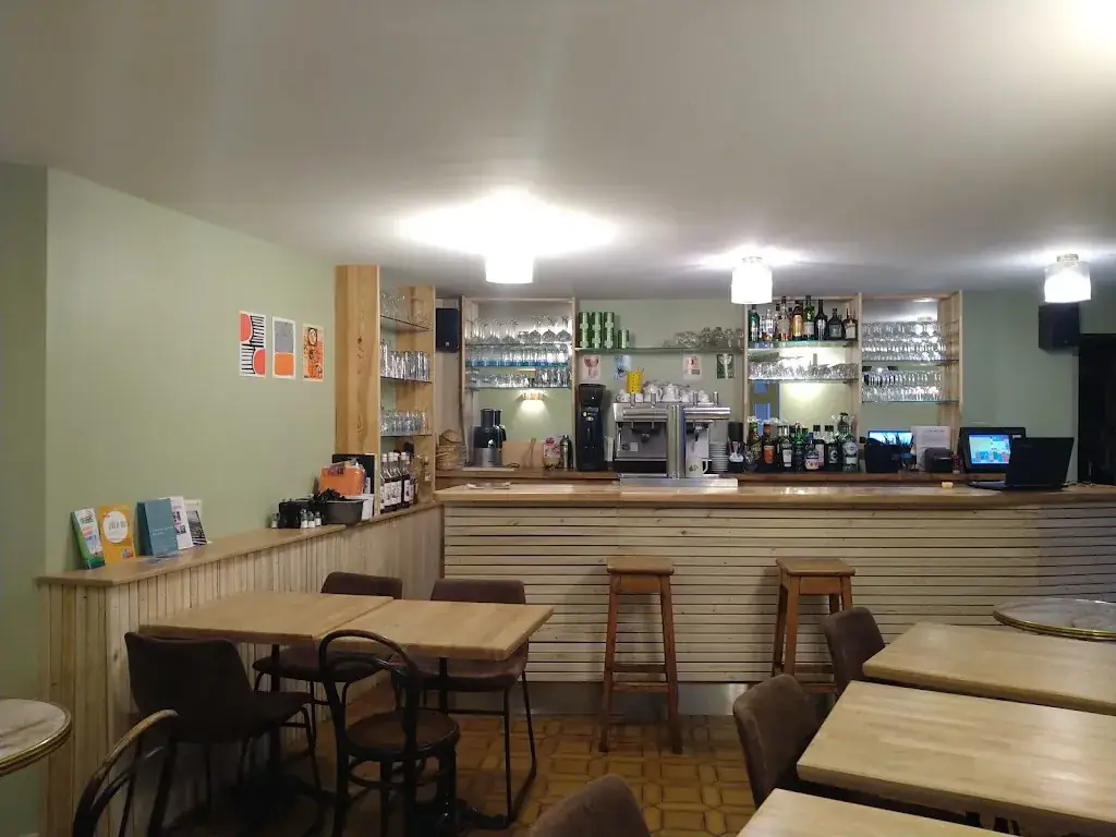 Le Très Petit Café Restaurant in Murat