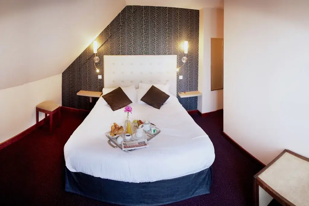 Logis Hôtel Le Relais de la Poste_Neuvéglise-sur-Truyère_slider_image_3