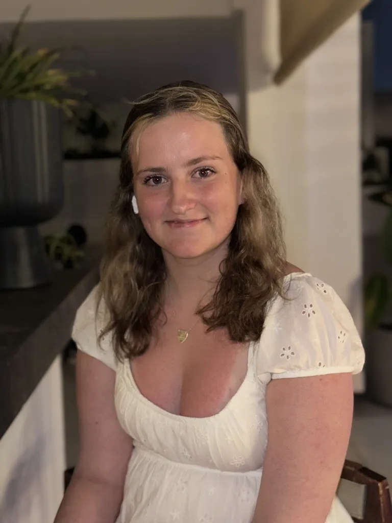 Lillsplayzx x_L'Amie Louche_Vernoil-le-Fourrier_review