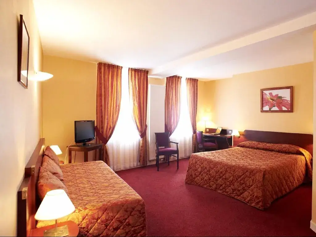 Logis Hôtel Restaurant Traiteur le Pélican restaurant in Vernantes