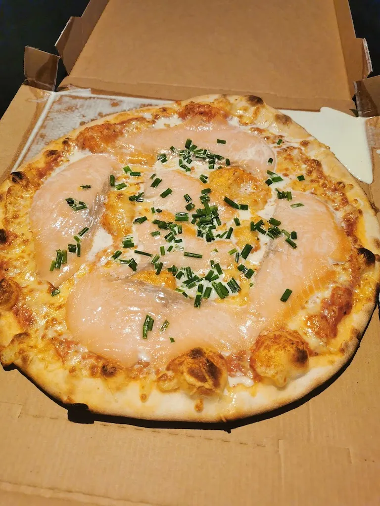 Ronde, Chaude Et Bonne Restaurant in Vieillevigne