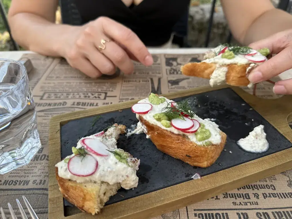 Jesse Cottrell_La Cantine_Moustiers-Sainte-Marie_recensione