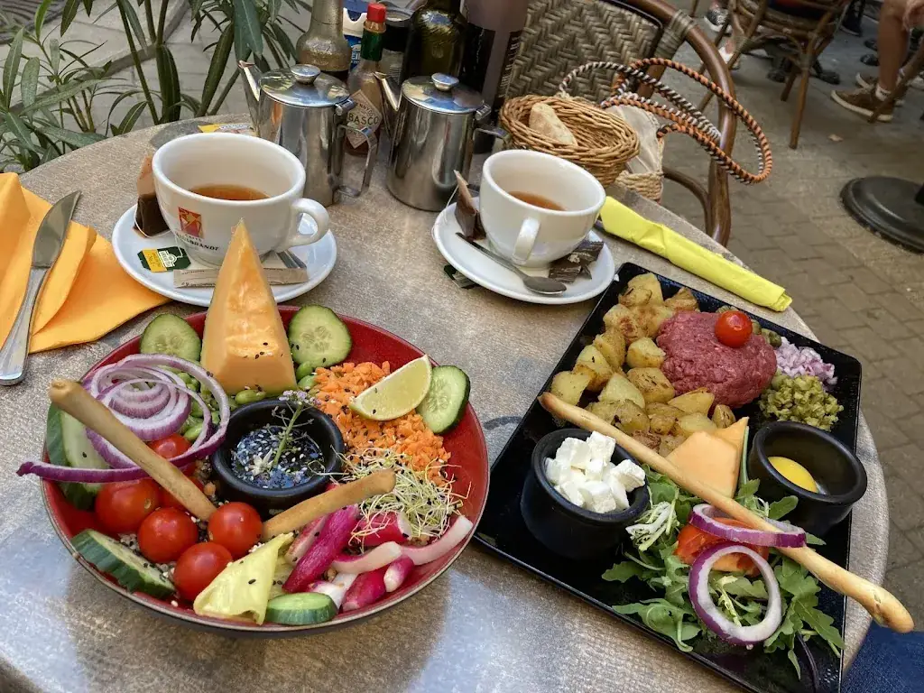 Yu W_cote fontaine_Castellane_review