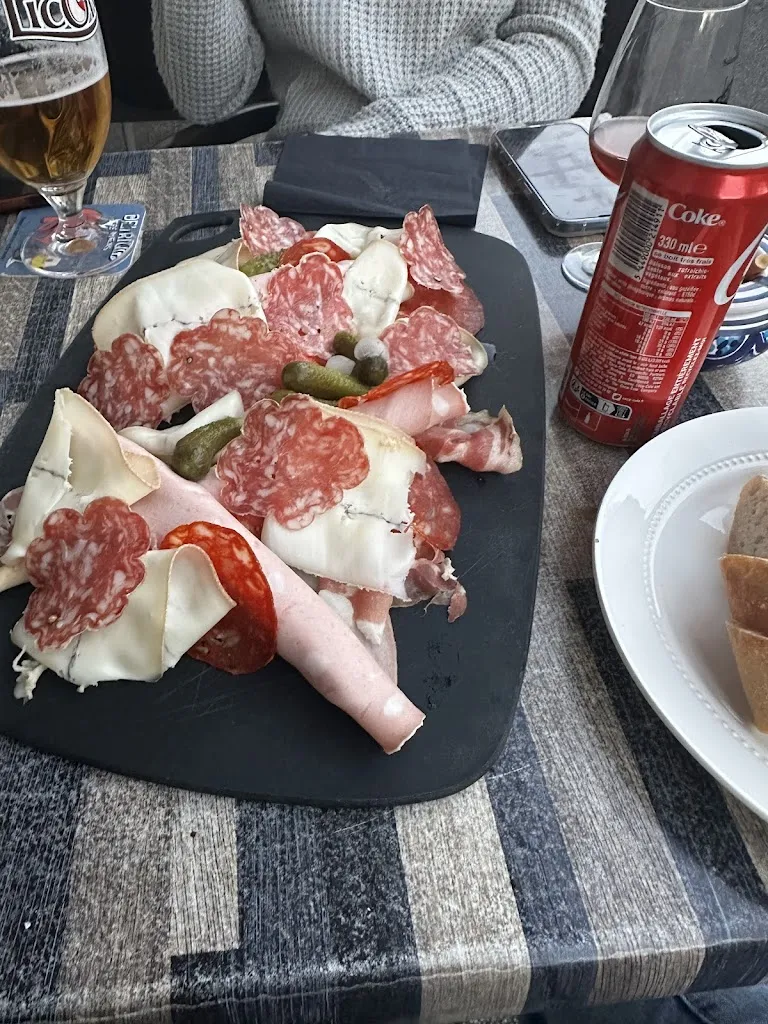 Cloé Guillier_LE REMPART_Montluel_review