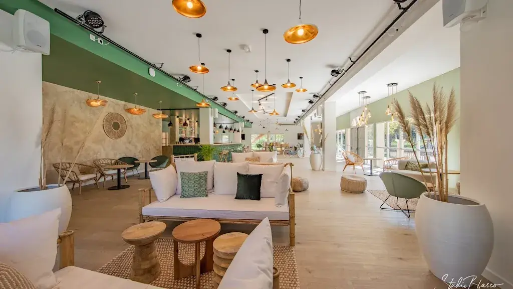 Garden - Restaurant by Domaine la Roque restaurant in Althen-des-Paluds