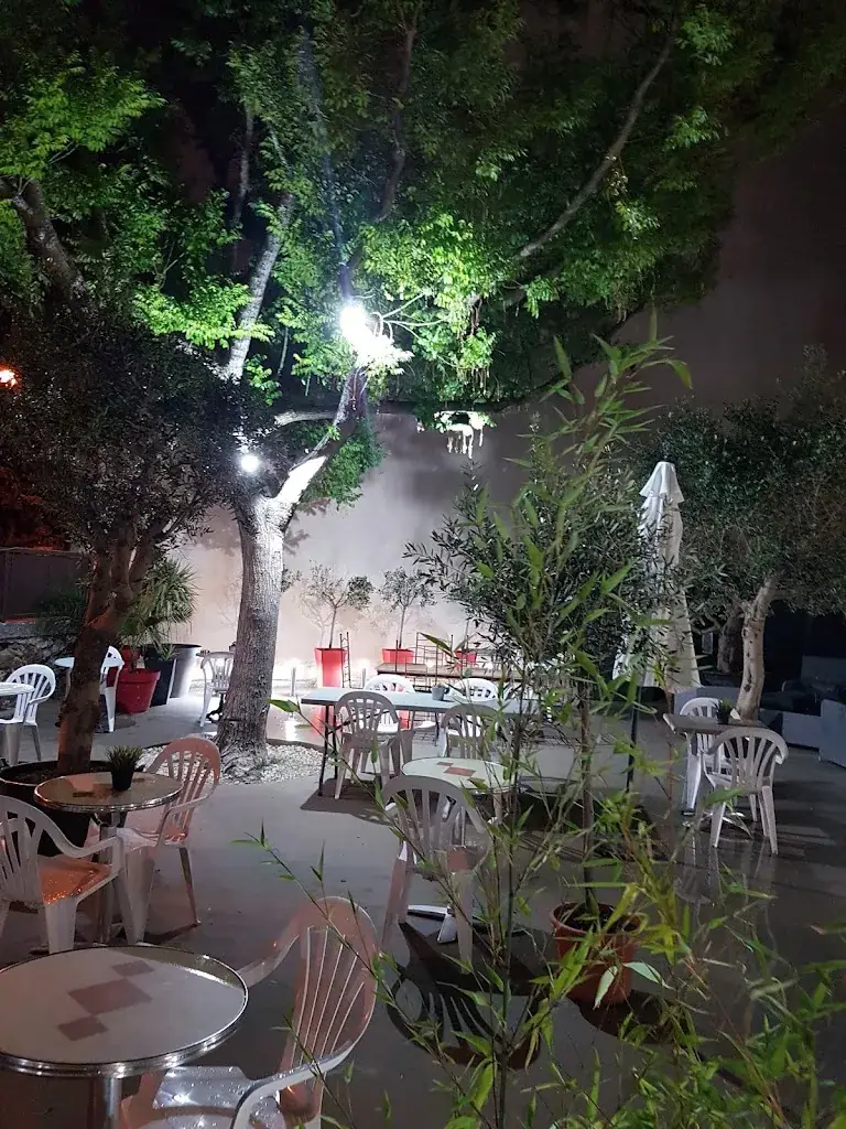 Café restaurant LE FRANCE restaurant in Althen-des-Paluds