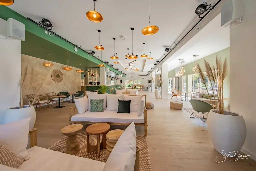 Rental Room Avignon - Les Lindanes restaurant in Althen-des-Paluds