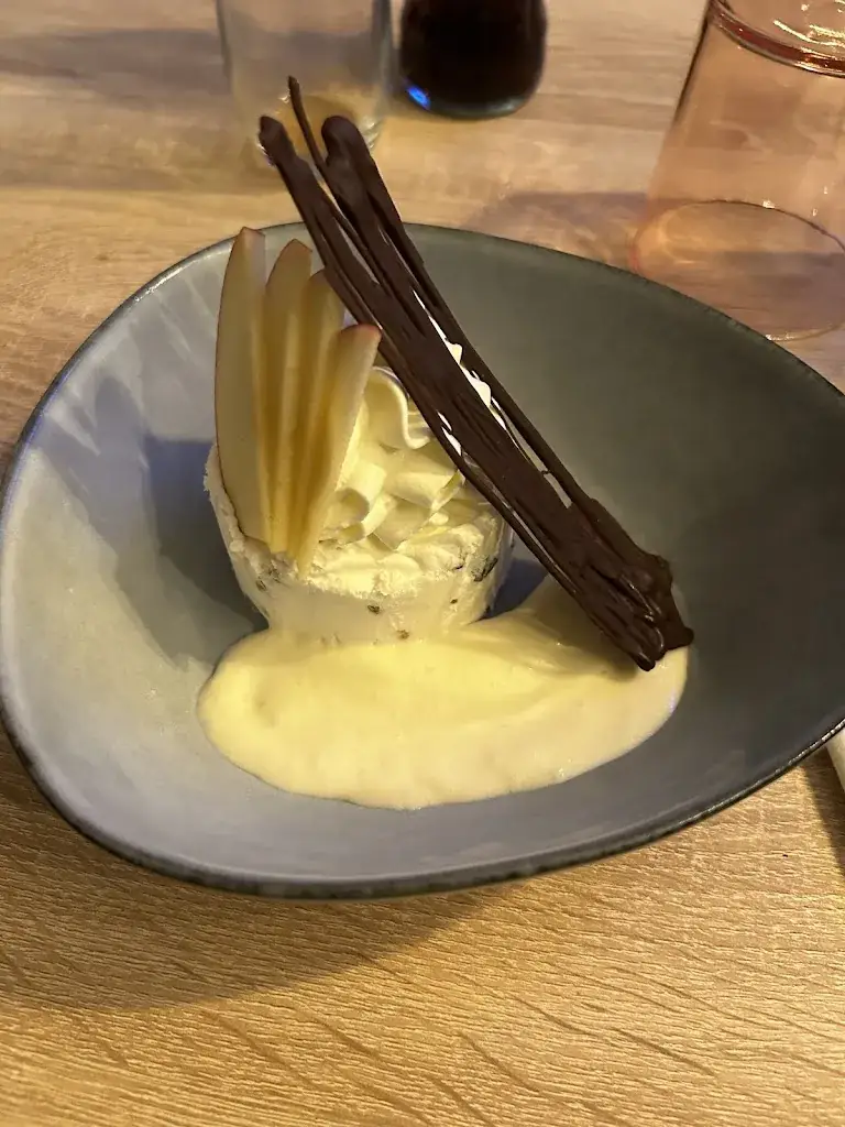 Samantha Nyamunda_La Chastelle_Apt_review