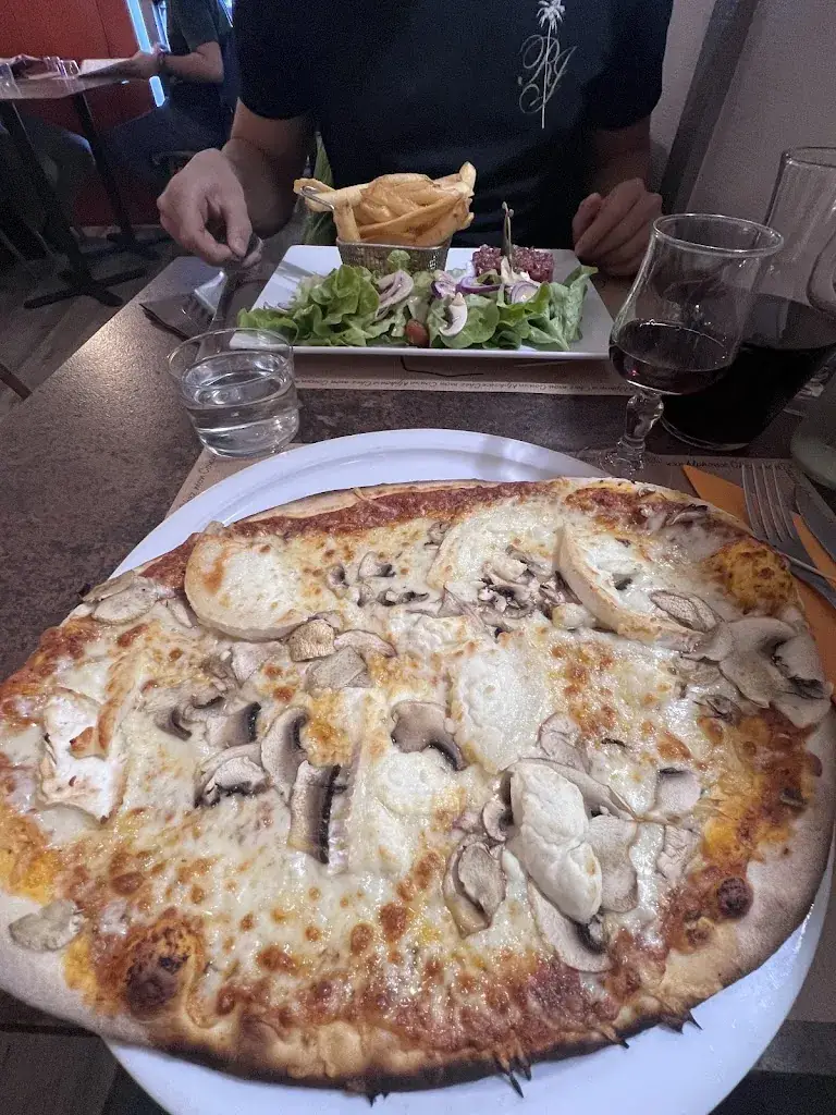 Laura Nichele_Chez Mon Cousin Alphonse_Apt_review