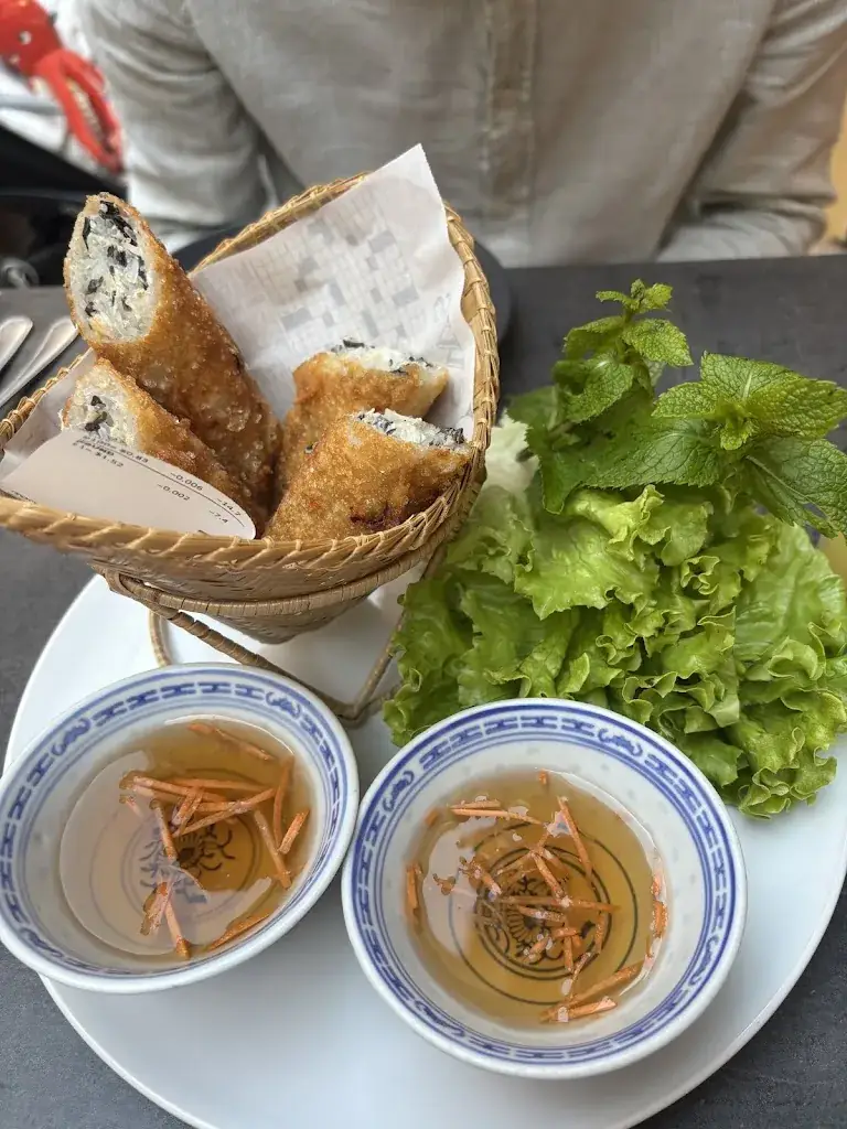 J. L._Aux Bonheurs_Apt_review