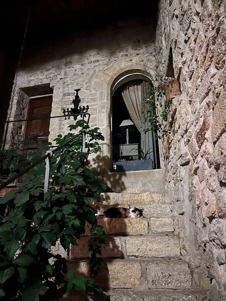 Jayhawks Nagata_Un Patio en Luberon_Ansouis_review