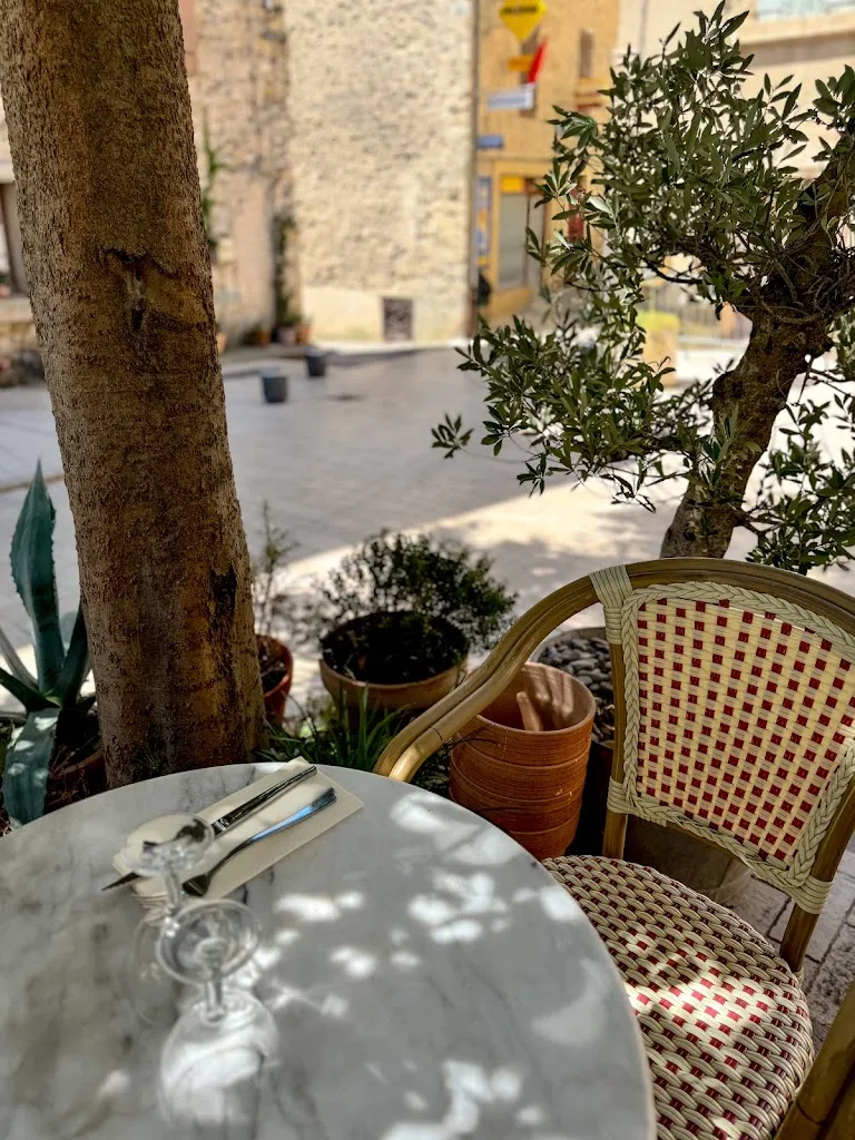 Wero Zel_La Dame Jeanne_Cucuron_review