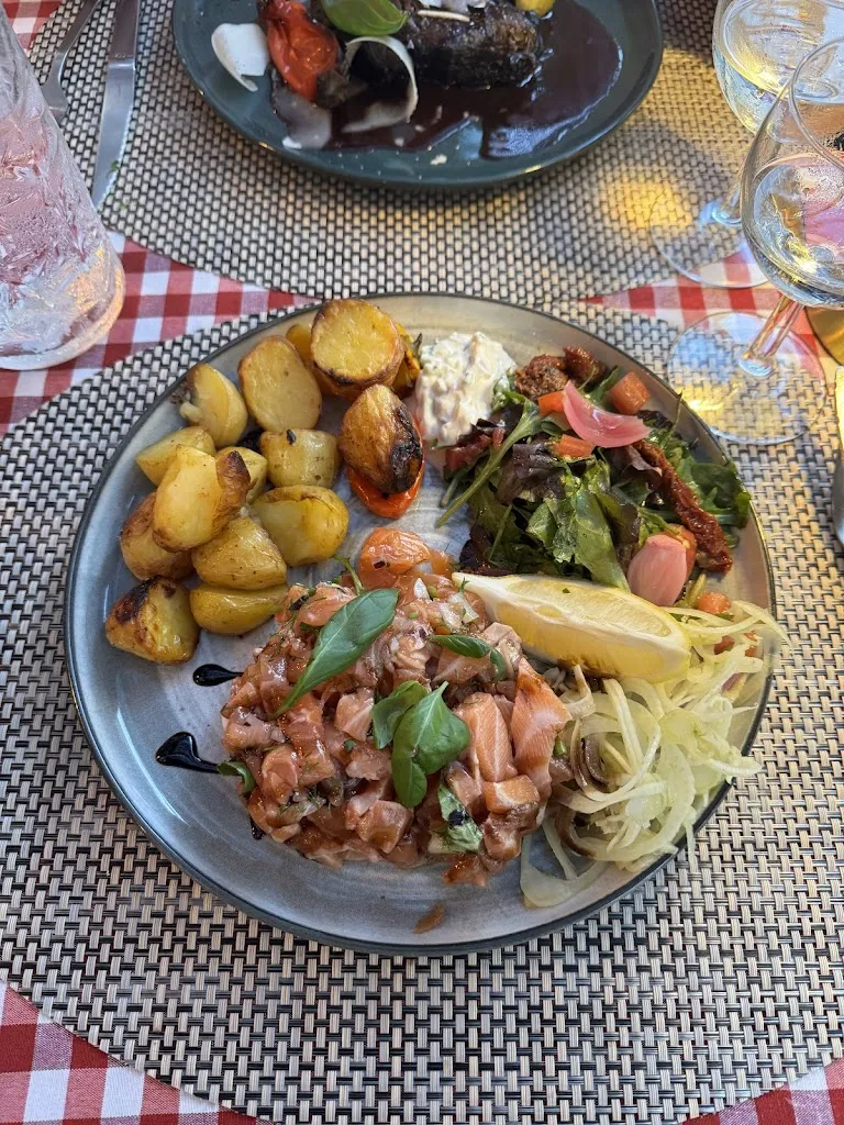 La Dame Jeanne_Cucuron_slider_image_3