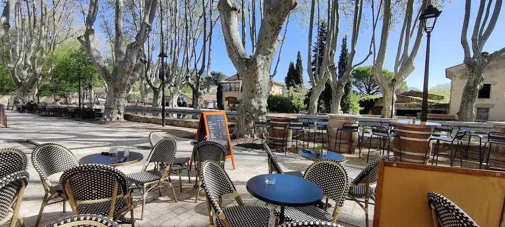 Les Tonneaux de l'Etang restaurant à Cucuron
