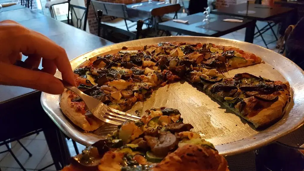 Tim Hewison_Pizza Marcou 