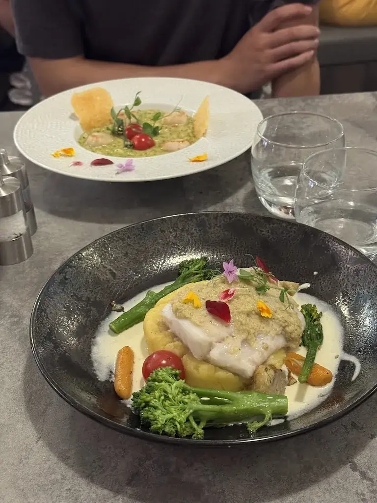 Angel He_La Taille de Guêpe_Antibes_recensione