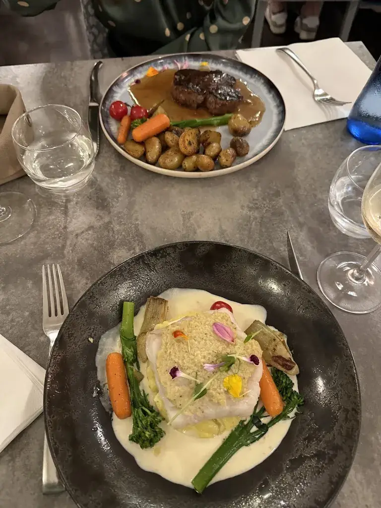 Toni Shinikov_La Taille de Guêpe_Antibes_recensione