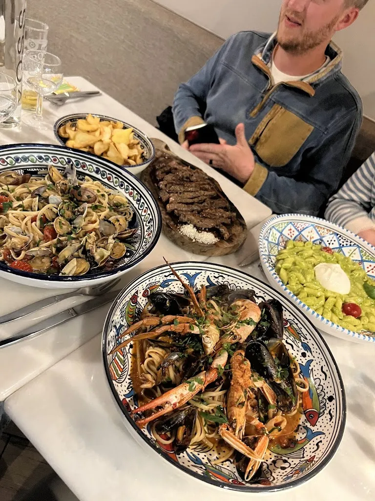 hunter chapman V_Salé/Sucré_Antibes_review