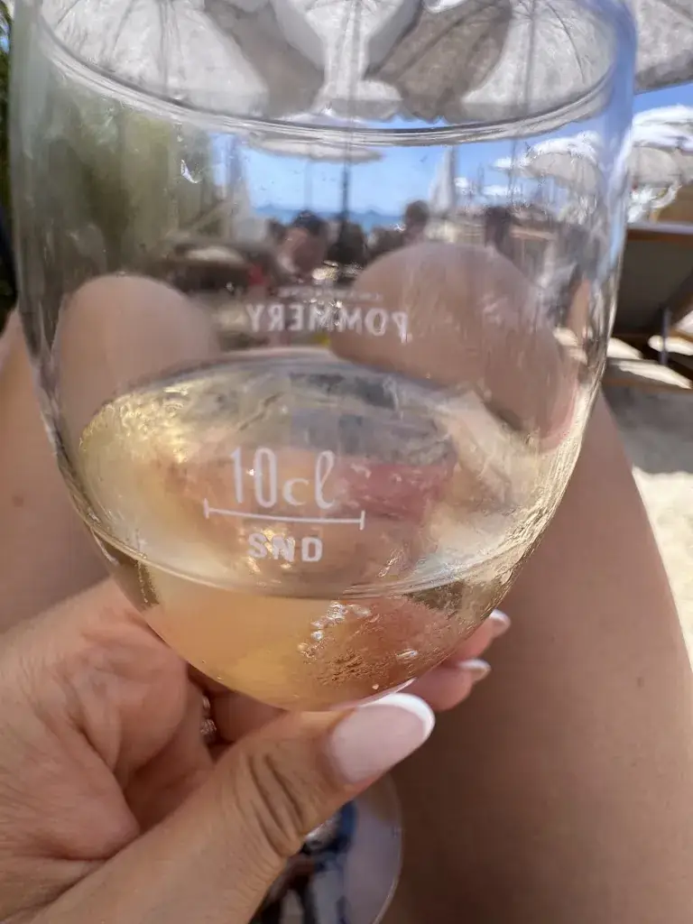 Aleksandra Novinska_Plage la Jetée_Antibes_review