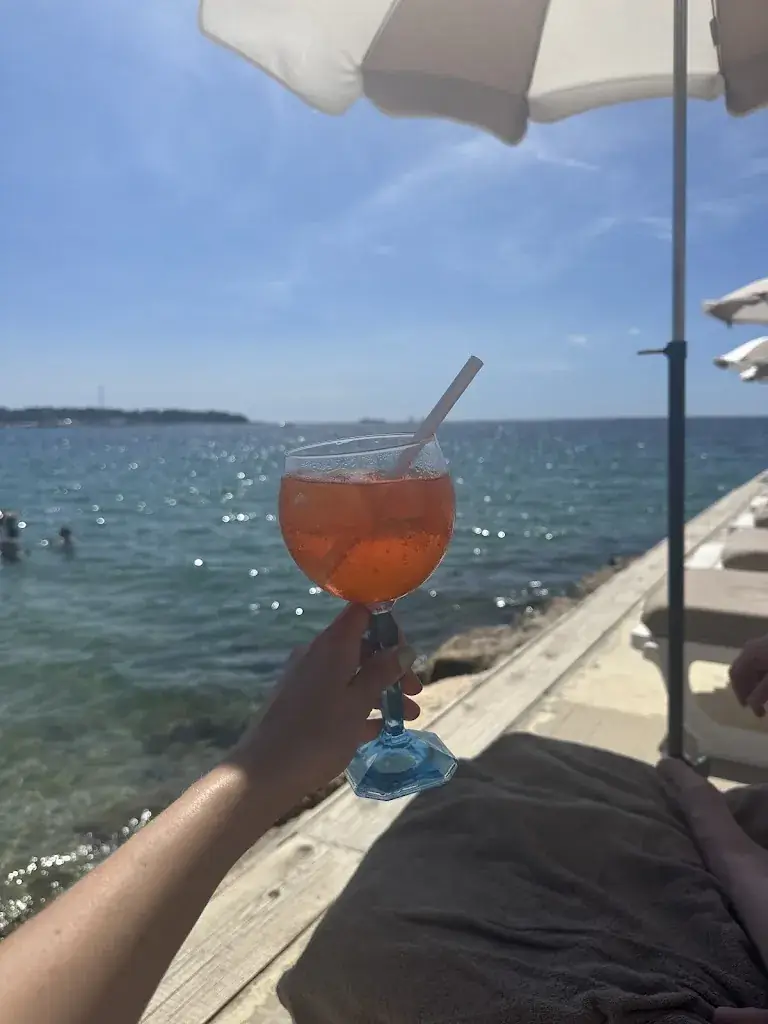 Nadezhda Kikot_Plage la Jetée_Antibes_review