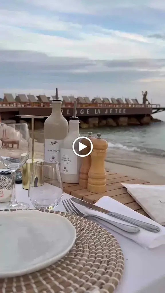 Plage la Jetée_Antibes_slider_image_2