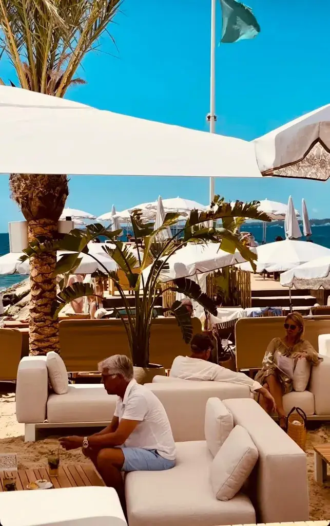 Plage la Jetée_Antibes_slider_image_3