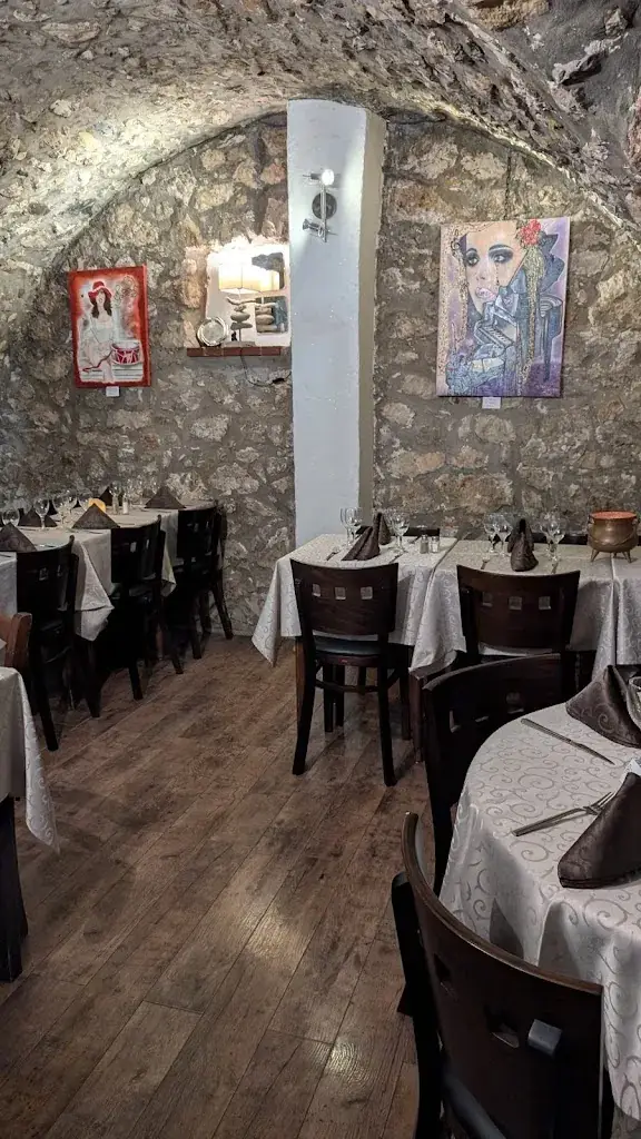 Helen Renouf_Le Chaudron_Antibes_Bewertung