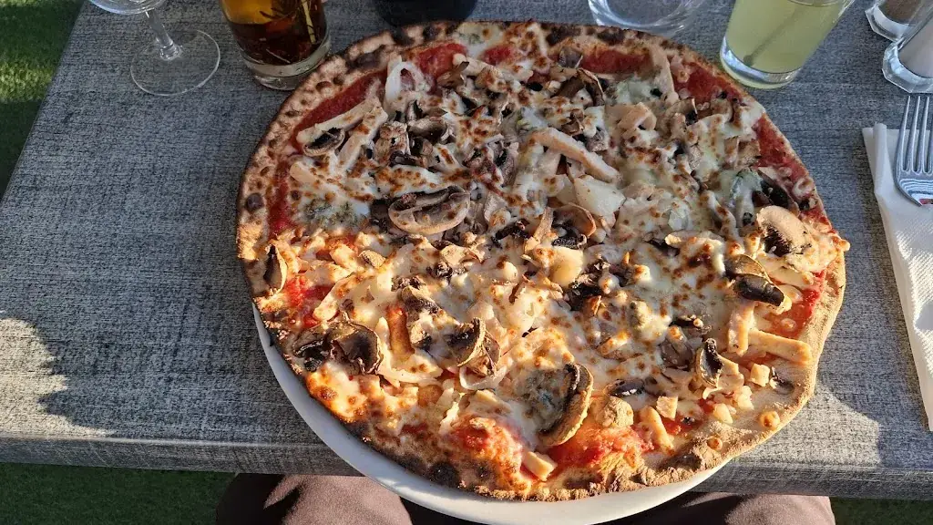 L’étrier Restaurant Pizzeria -Morestel_Morestel_slider_image_3