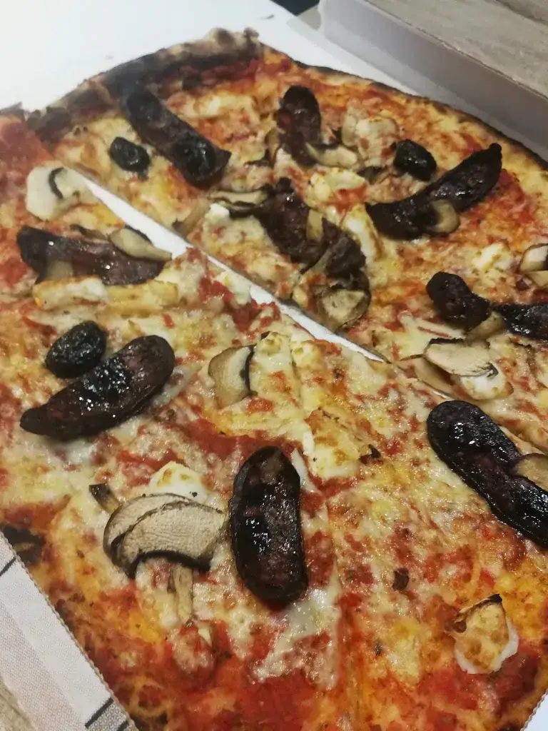 Julie perrier_Loreto pizza_Aureille_recensione