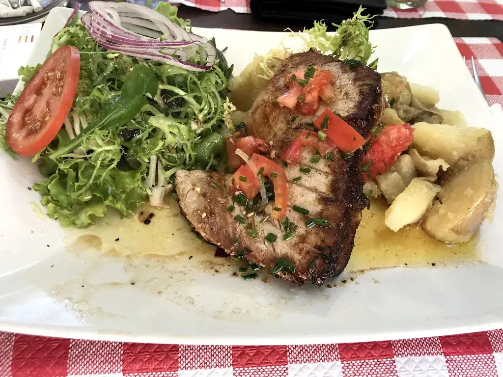 Michal Monoszon_Café Des Vignes_Salernes_review