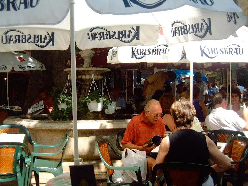 Edward_Chez ton père, Café central_Aups_reseña