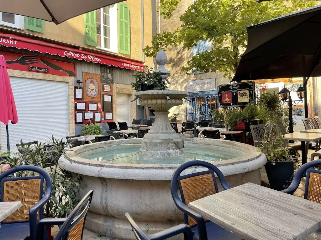 Chez ton père, Café central_Aups_slider_image_1