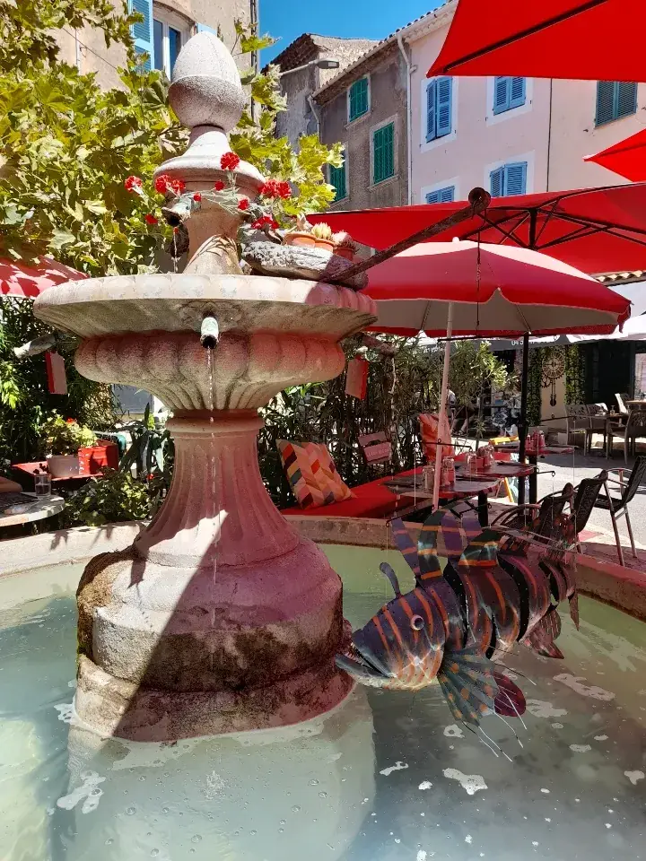 Chez ton père, Café central_Aups_slider_image_2