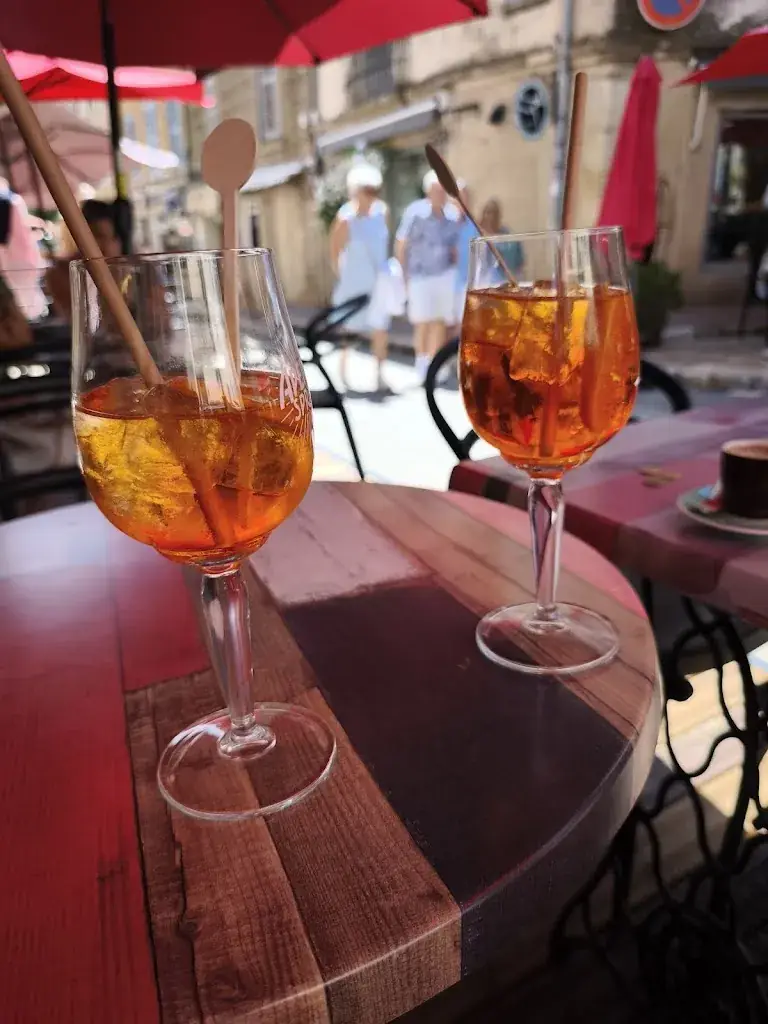 Chez ton père, Café central_Aups_slider_image_3