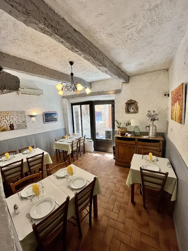Chez Bonne Maman Restaurant in Régusse