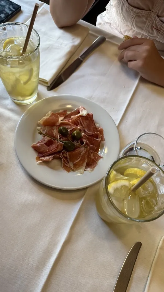 Chetna Pradhan_Restaurant Les Arcenaulx Marseille Vieux Port_Marseille_Bewertung