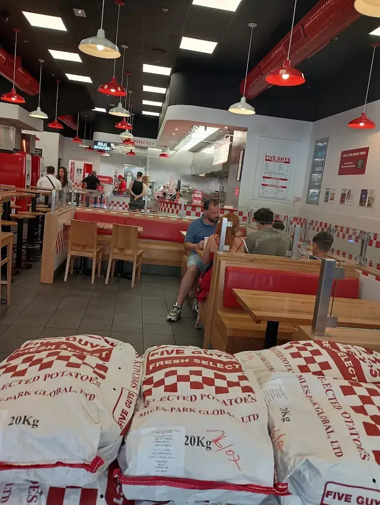 Jennifer Halama_Five Guys_Marseille_review